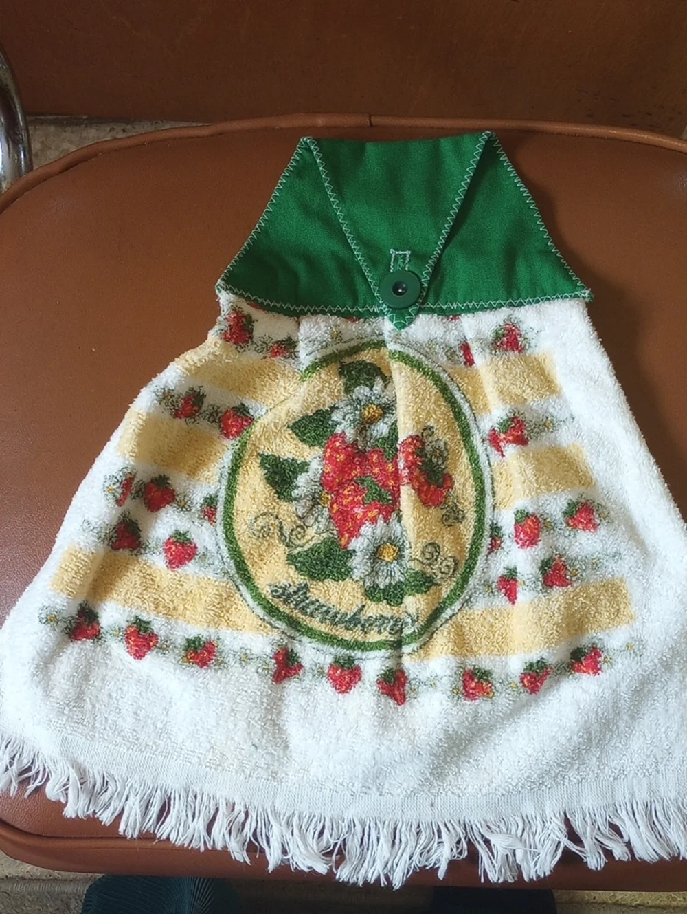 Vintage Strawberry 9-Piece Kitchen Linen Lot: Towels, Dishcloths, Decor. As-Is
